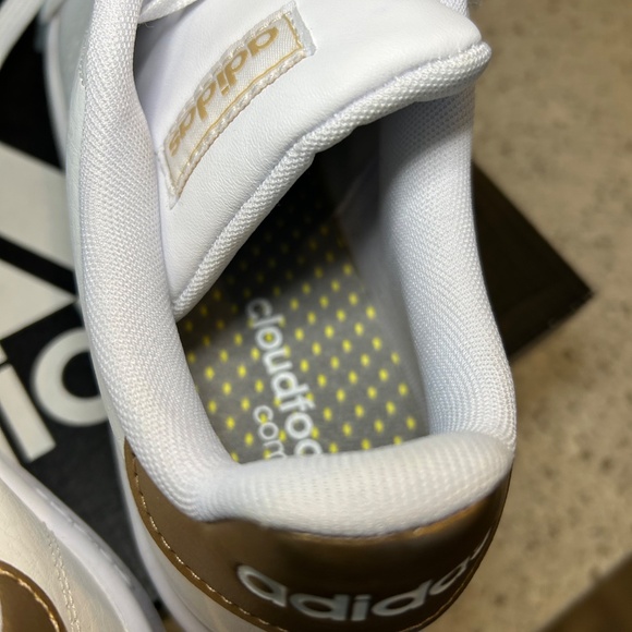 Women’s Adidas Advantage - Picture 14 of 14